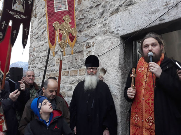  Не БРАНИТЕ монасима да уђу у Црну Гору јер сви знамо ШТА СЕ СВЕ ПРЕВОЗИ преко тих граница: Јеромонах Евстатије очитао лекцију Милу (ВИДЕО)